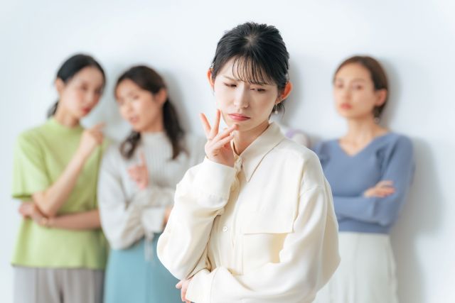 周りから孤立する女性