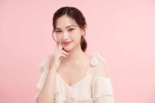 頬に手を当てる女性